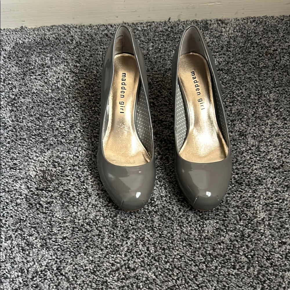 Madden Girl Gray Pumps